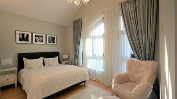 5 slaapkamers, een strijkplank/strijkijzer, wifi, beddengoed