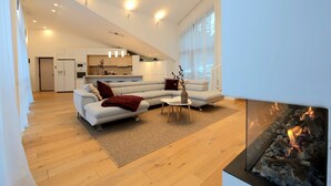 Una sala moderna con un conjunto de sofá, una mesa de centro y una chimenea.