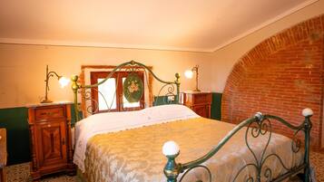 Doppelzimmer, Hügelblick | Schreibtisch, laptopgeeigneter Arbeitsplatz, kostenloses WLAN