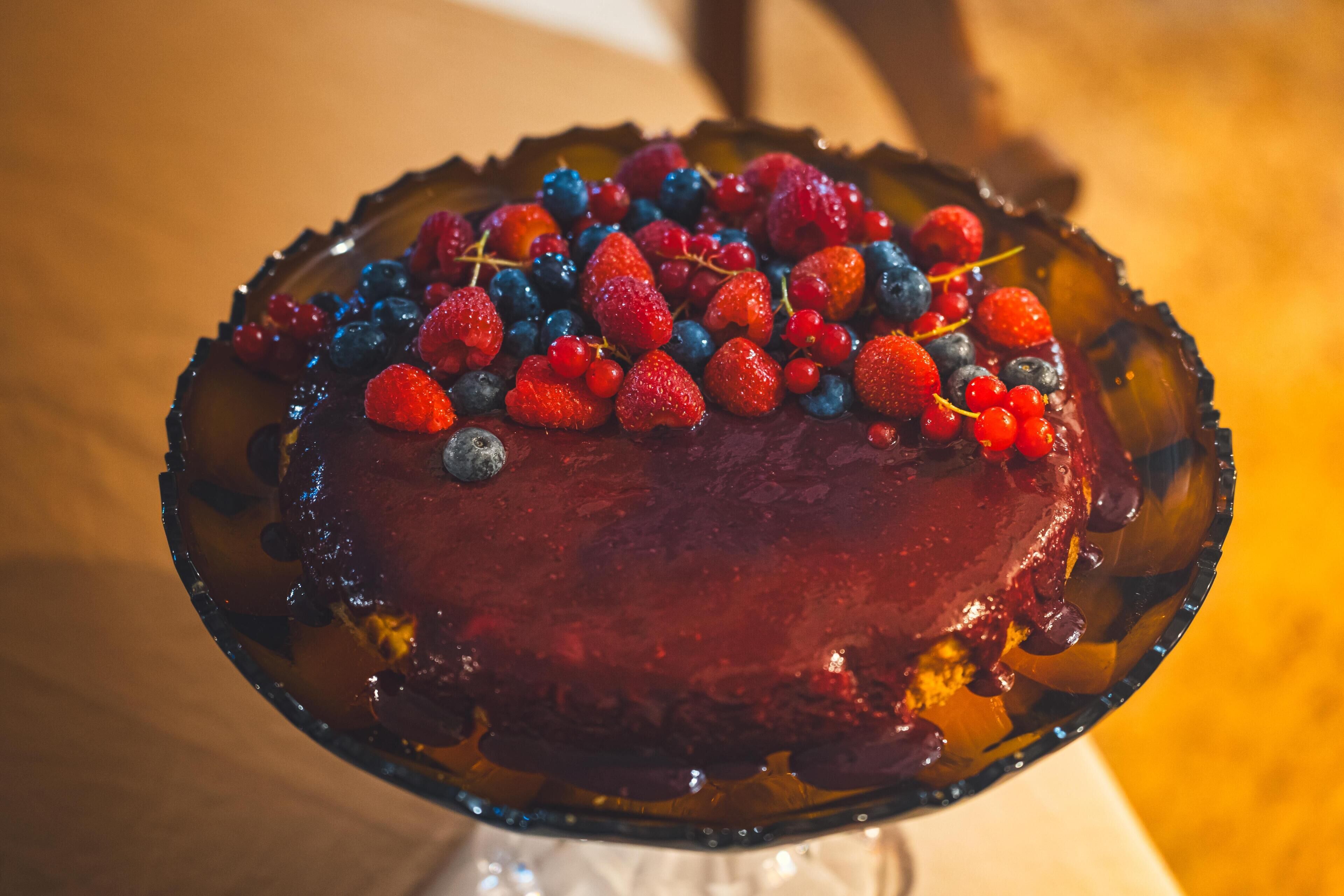Ein Dessert mit Beeren auf einer Glaskugel.