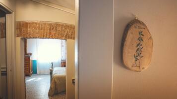 Chambre Double, vue colline | Bureau, espace de travail pour ordinateur portable, Wi-Fi gratuit