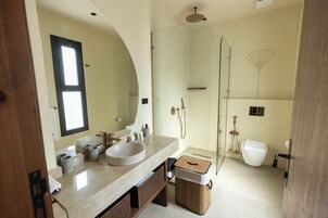 Ducha, artículos de tocador gratuitos, secador de pelo, pantuflas