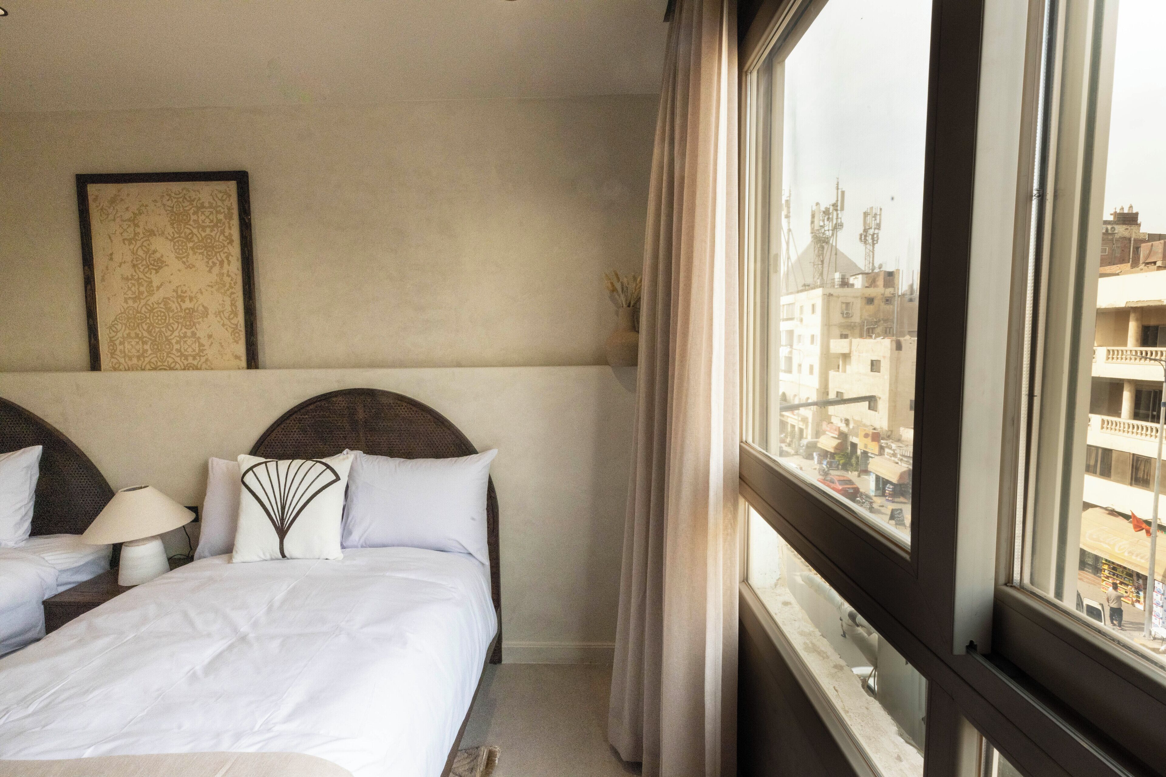 Habitación triple Deluxe, varias camas, vistas a la montaña | Wifi gratis y ropa de cama