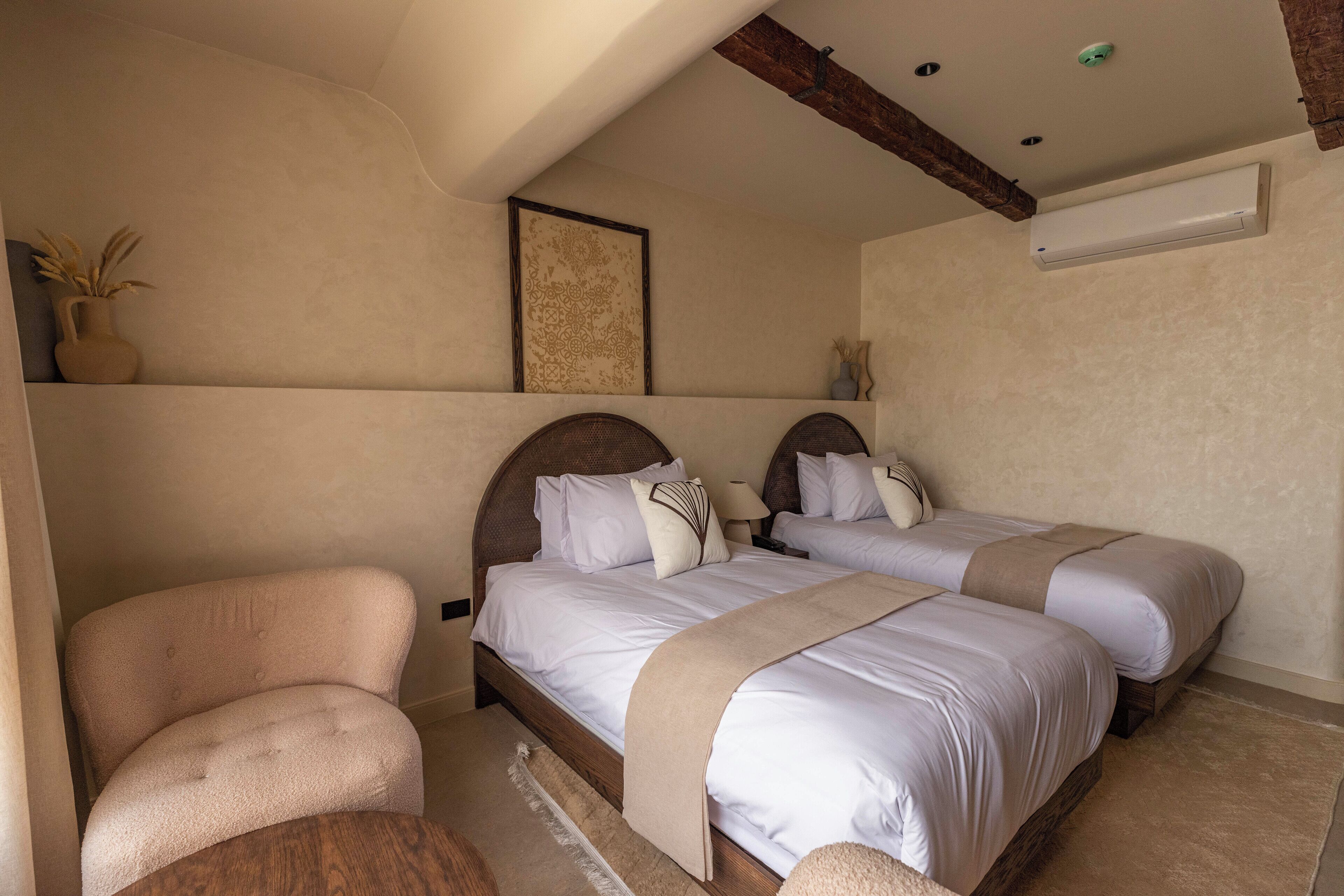 Chambre Deluxe, 2 lits une place, vue ville | Wi-Fi gratuit, draps fournis