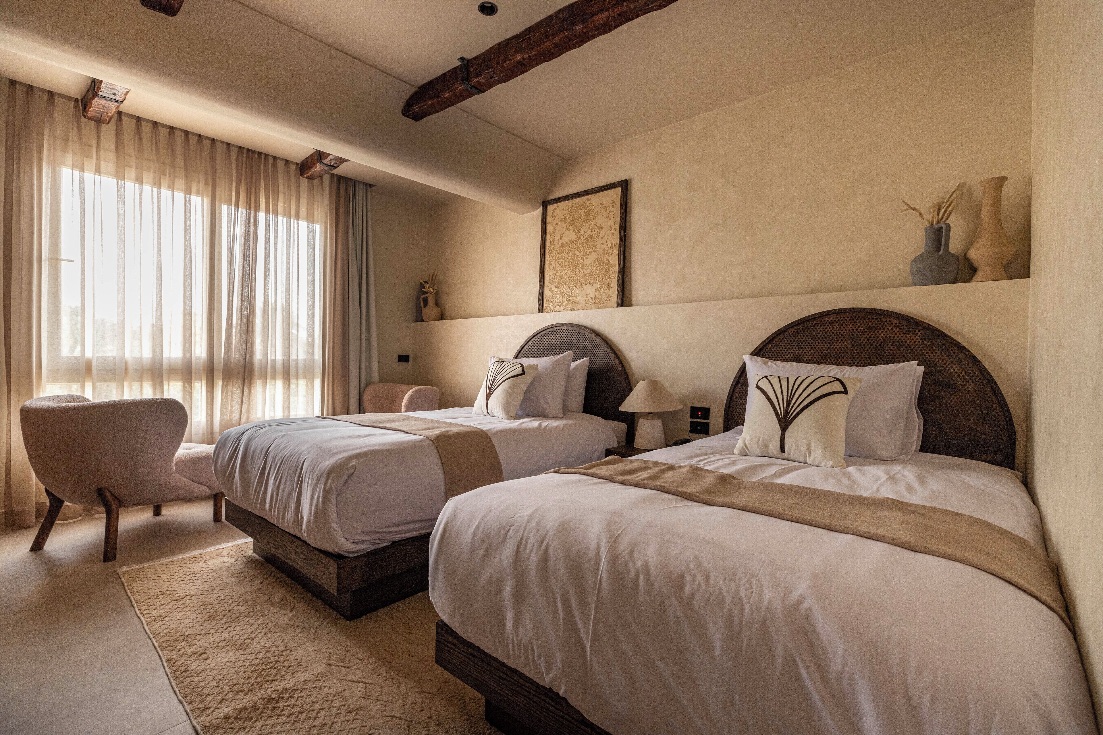 Rom   – deluxe, 2 enkeltsenger, byutsikt | Wi-fi (inkludert) og sengetøy