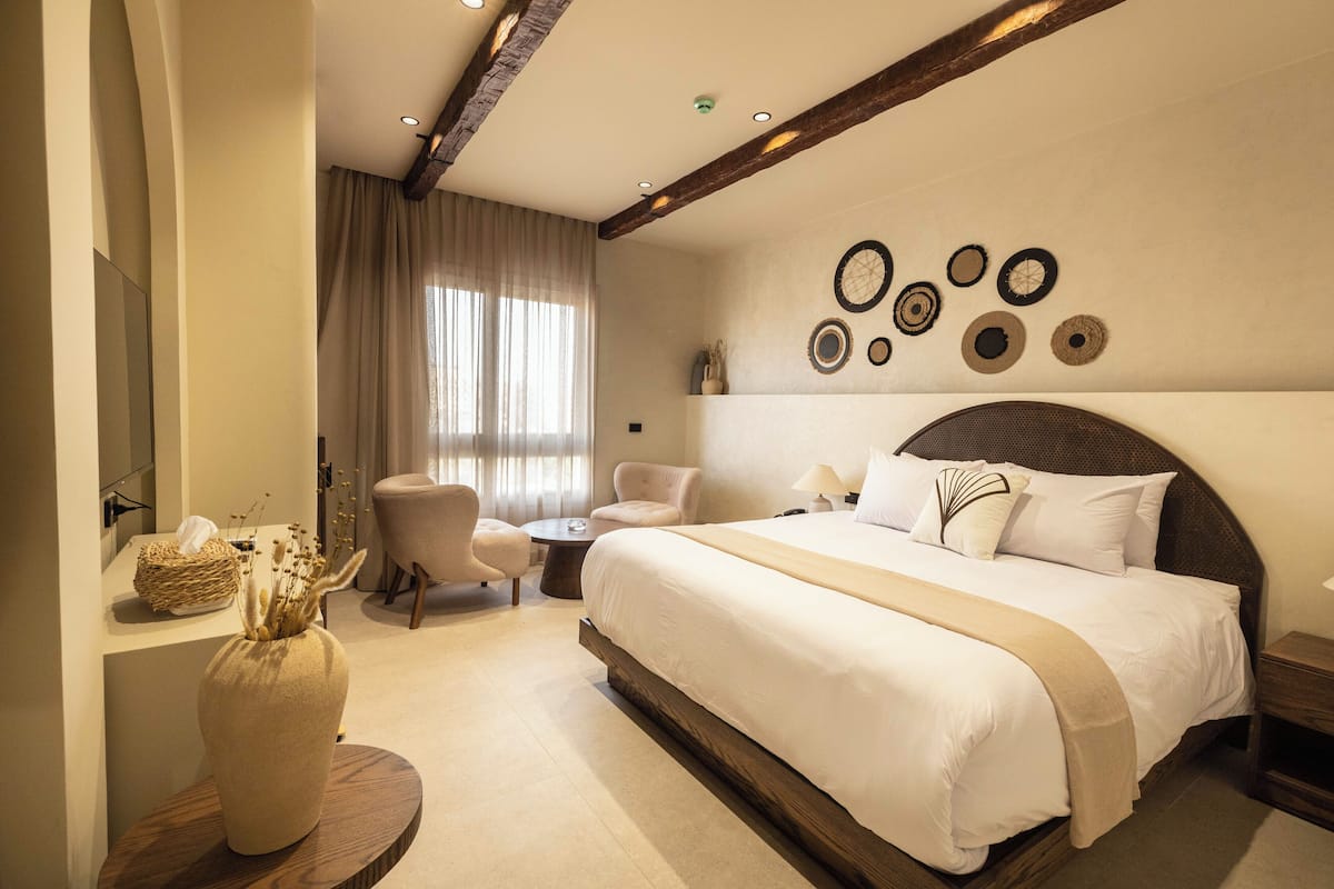 Deluxe Room, 1 Queen Bed, City View | Free WiFi, bed sheets