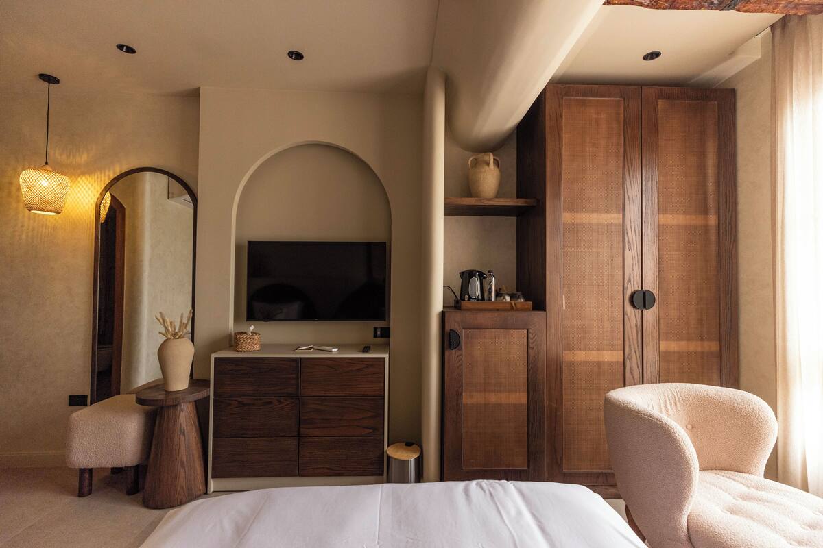 Deluxe Room, 2 Twin Beds, City View | WiFi (free), bed sheets