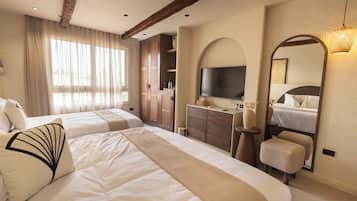 Habitación triple Deluxe, varias camas, vistas a la montaña | Wifi gratis y ropa de cama