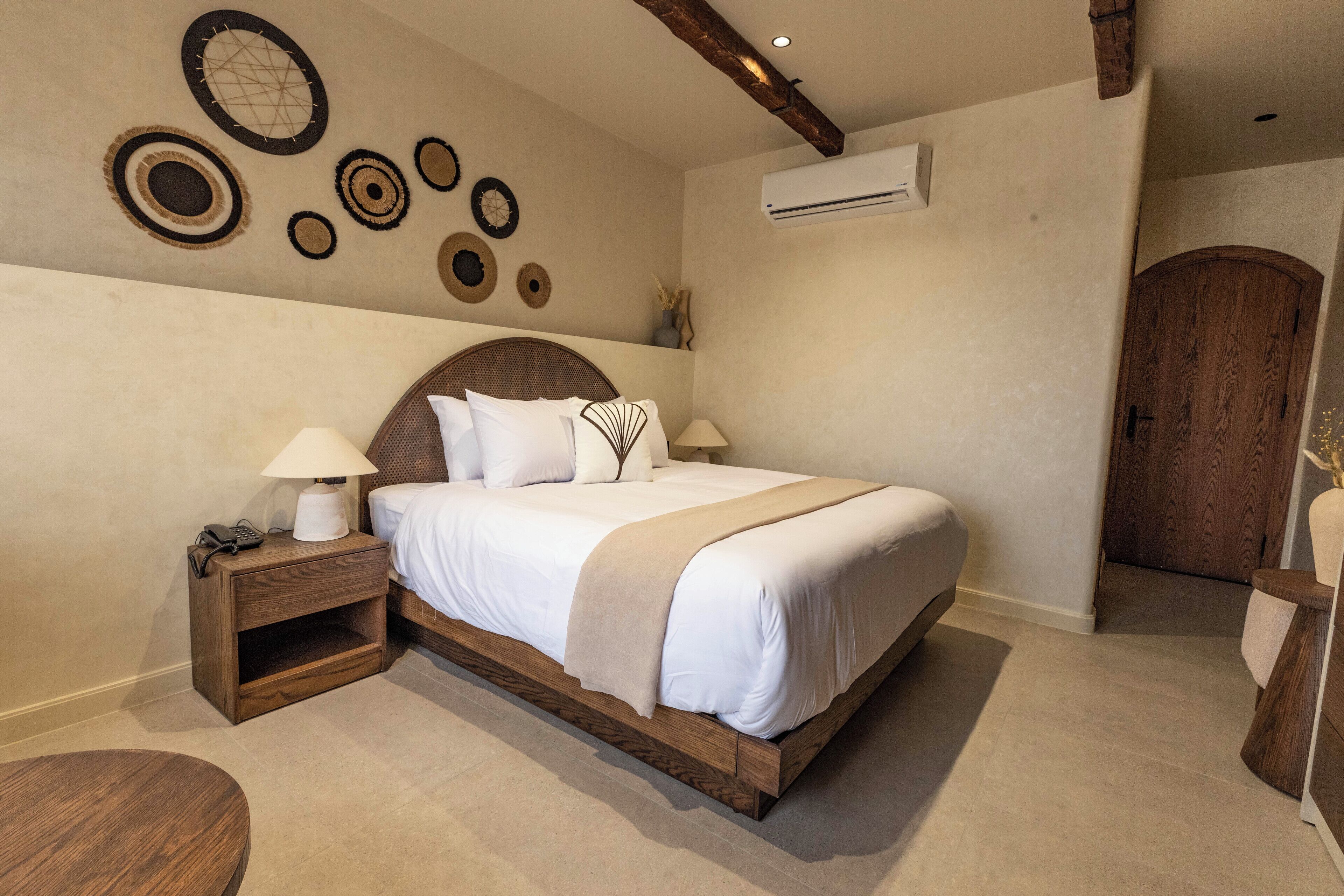 Deluxe Room, 1 Queen Bed, City View | Free WiFi, bed sheets