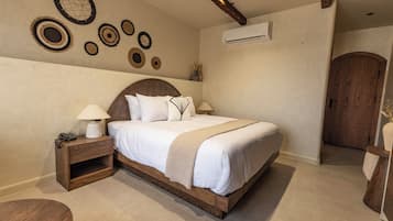 Deluxe Room, 1 Queen Bed, City View | Free WiFi, bed sheets