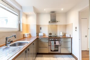 Coffee/tea maker, fridge, microwave, dishwasher - Bright & Stylish Kentish Town Retreat (London)