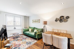 TV - Bright & Stylish Kentish Town Retreat (London)