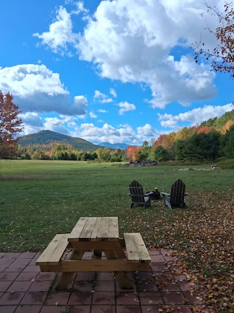 施設の敷地. Campsite 1. A charming campground in Wadhams perfect for your outdoor getaway.