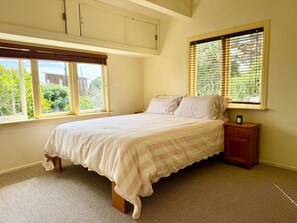 3 bedrooms, iron/ironing board, WiFi, bed sheets - Salt and Siren - Mangawhai Heads Holiday Home (Mangawhai)