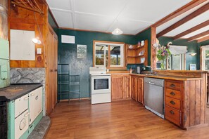 Fridge, microwave, dishwasher, toaster - Salt and Siren - Mangawhai Heads Holiday Home (Mangawhai)