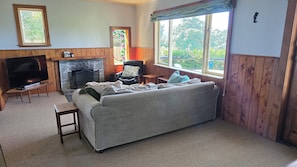 TV, fireplace - Salt and Siren - Mangawhai Heads Holiday Home (Mangawhai)