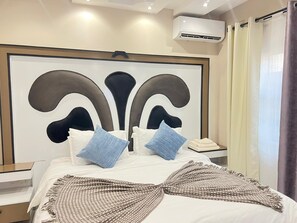 Een strijkplank/strijkijzer, wifi, beddengoed