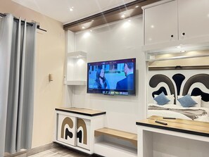 Tabla de planchar con plancha, wifi y ropa de cama 