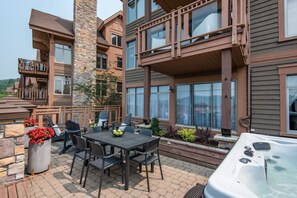 Outdoor dining - Altitude Ski-in/Out at Resort with Private Hottub (Mont-Tremblant)
