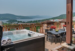 Outdoor dining - Altitude Ski-in/Out at Resort with Private Hottub (Mont-Tremblant)