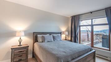 Iron/ironing board, travel cot, WiFi, bed sheets