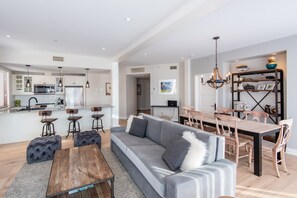 TV, fireplace - Altitude Ski-in/Out at Resort with Private Hottub (Mont-Tremblant)