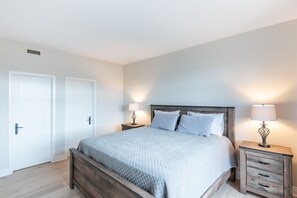 Iron/ironing board, travel cot, WiFi, bed sheets - Altitude Ski-in/Out at Resort with Private Hottub (Mont-Tremblant)