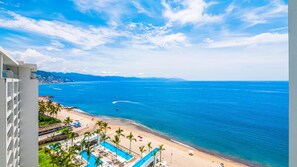 On the beach - Stylish Beachfront 2BR | Balcony Sunsets & Pools (Puerto Vallarta)