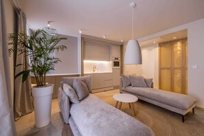 TV - Beachfront Villa Stellar Sea with Pool (Duće)