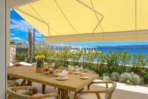 Outdoor dining - Beachfront Villa Stellar Sea with Pool (Duće)