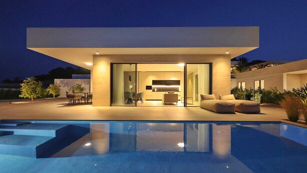 Una casa moderna con piscina, comedor y sala de estar con sofá y mesa de centro.