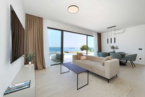 TV - Luxury Villa Pasman Topaz with Pool (Tkon)