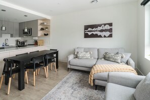 Condo luxo, vista para a montanha | Área de estar