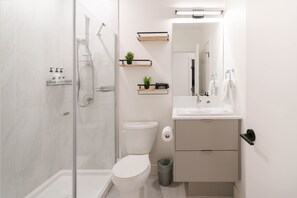 Condo Deluxe, vista a la montaña | Baño | Amenidades de baño gratuitas, secadora de cabello, toallas, jabón 