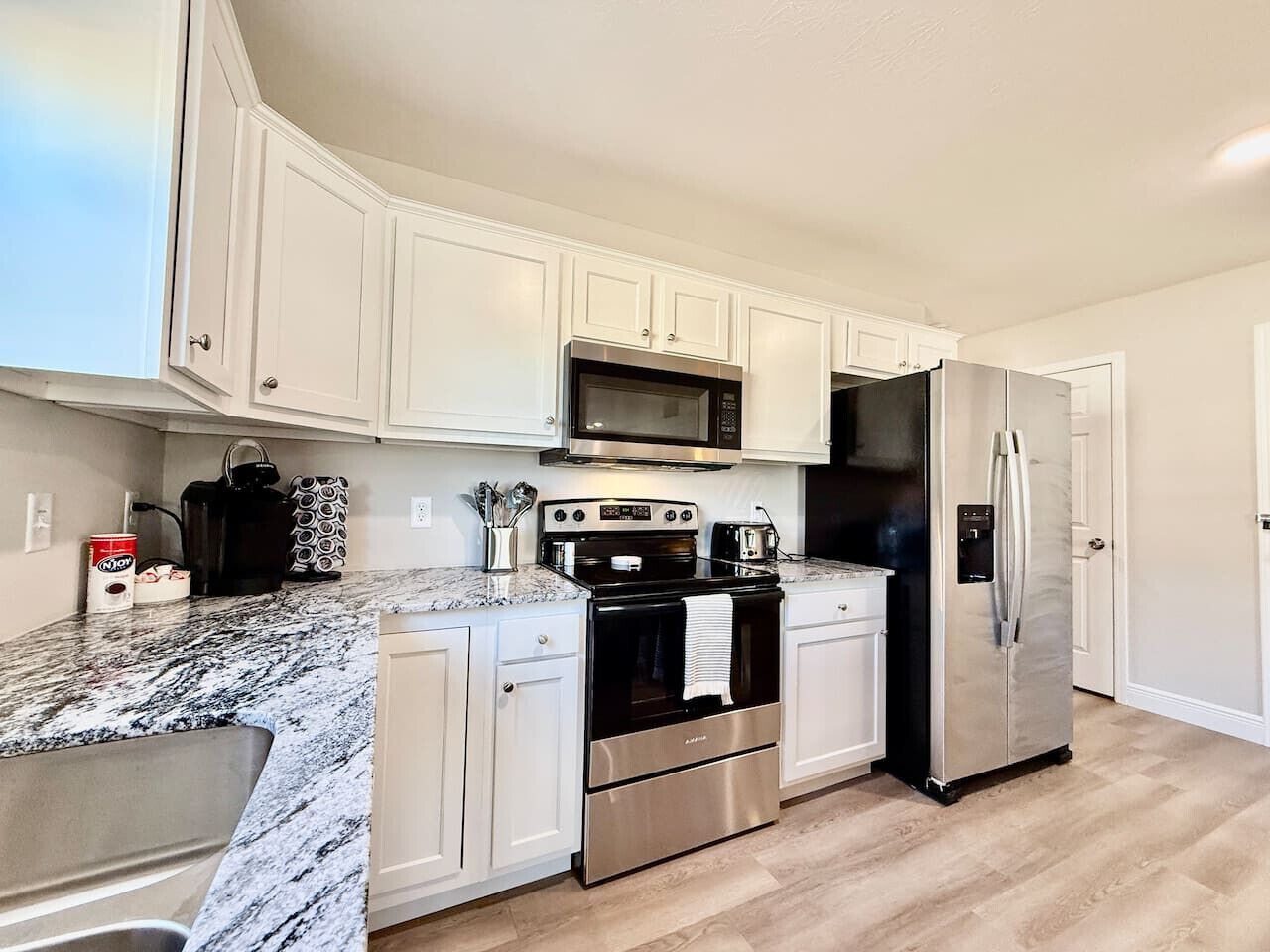 Refrigerador, microondas, horno y parrilla de estufa 