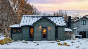 A rustic cabin with a gabled roof and a front porch. - Walk to Park City Mountain Ski Resort & Main St The House in Woodside Ave by Avantstay (Park City)