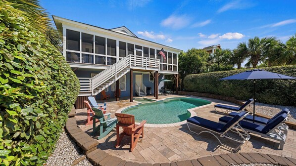 A house with a swimming pool, outdoor furniture, and a covered patio area. - Historic Retreat Near Beach w/ Pool 306 Charleston Blvd Roosevelt Retreat by Avantstay (Isle of Palms)