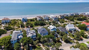 A coastal residential area with houses, palm trees, and a beach. - Historic Retreat Near Beach w/ Pool 306 Charleston Blvd Roosevelt Retreat by Avantstay (Isle of Palms)