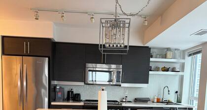 3 Bed Downtown Condo | Airy & Modern