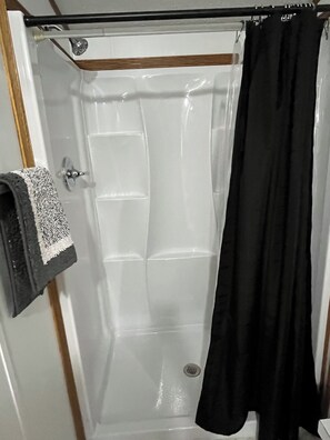 Shower, towels - Whispering Acorn - Raystown Lake - Aunt Susie's (Broad Top)