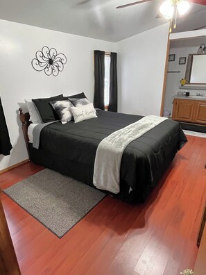 3 bedrooms, bed sheets - Whispering Acorn - Raystown Lake - Aunt Susie's (Broad Top)