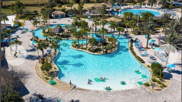 Un complexe hôtelier doté d’une grande piscine centrale, de plusieurs piscines plus petites et d’une variété de chaises longues et de parasols.