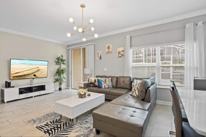 Smart TV - Elegant 5 BR Home/Private pool in Champions Gate (Davenport)