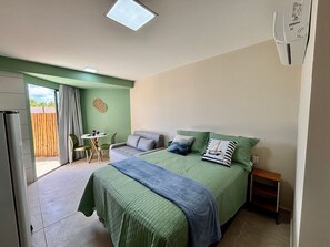 Une chambre à coucher avec un lit, une petite table et une chaise.