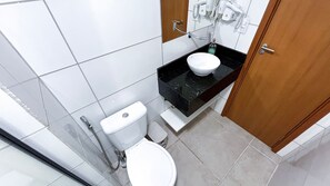 A bathroom with a toilet, sink, and shower. - Max Carneiros Suites - Com e sem Piscina Privativa (Tamandaré)