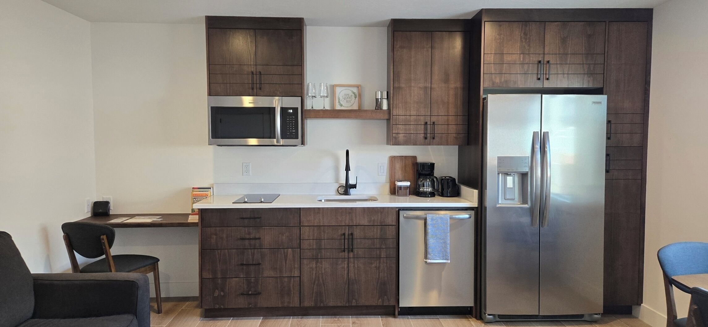 Frigorífico, microondas, placa de cocina y lavavajillas