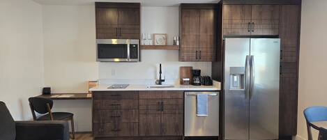 Frigorífico, microondas, placa de cocina y lavavajillas