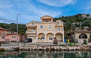 Exterior - 1 bedroom beach front apartment in Rogotin-Ploce (Rogotin-Ploce)