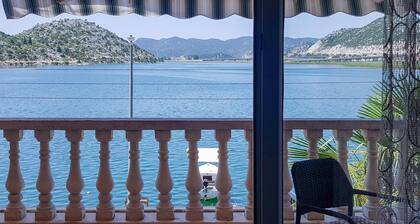 1 bedroom beach front apartment in Rogotin-Ploce