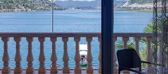1 bedroom beach front apartment in Rogotin-Ploce